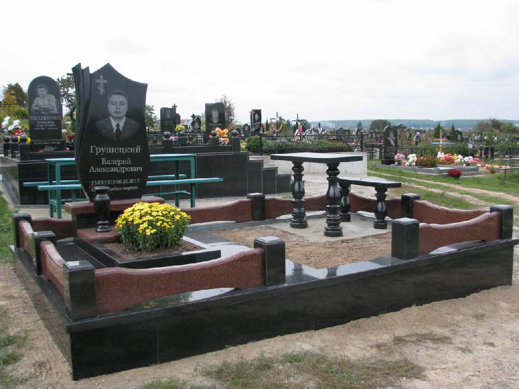 Заливка и облицовка цоколя памятника