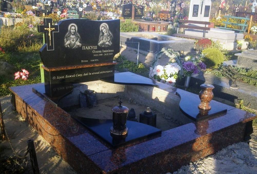 Заливка и облицовка цоколя памятника