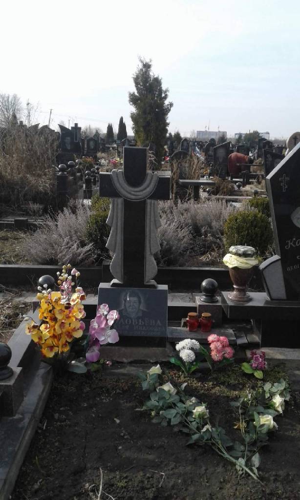 Памятник с крестом