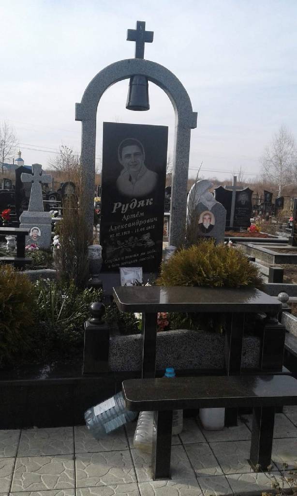 Памятник гранитный
