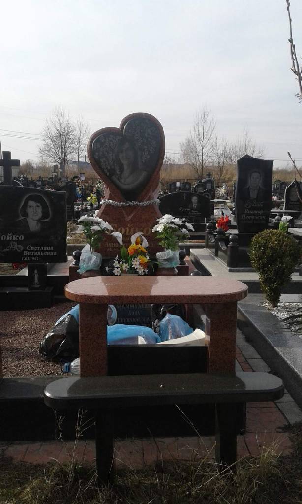 Памятник с сердцем