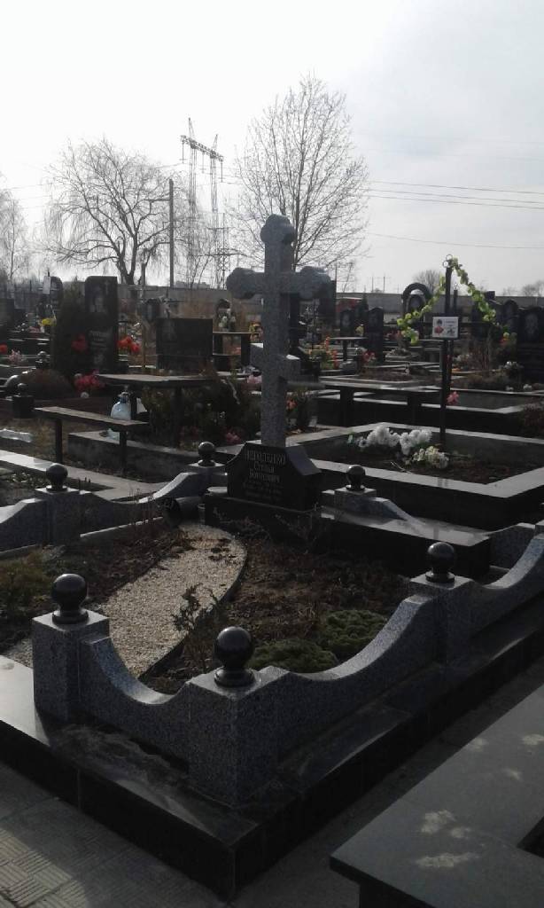 Памятник с крестом