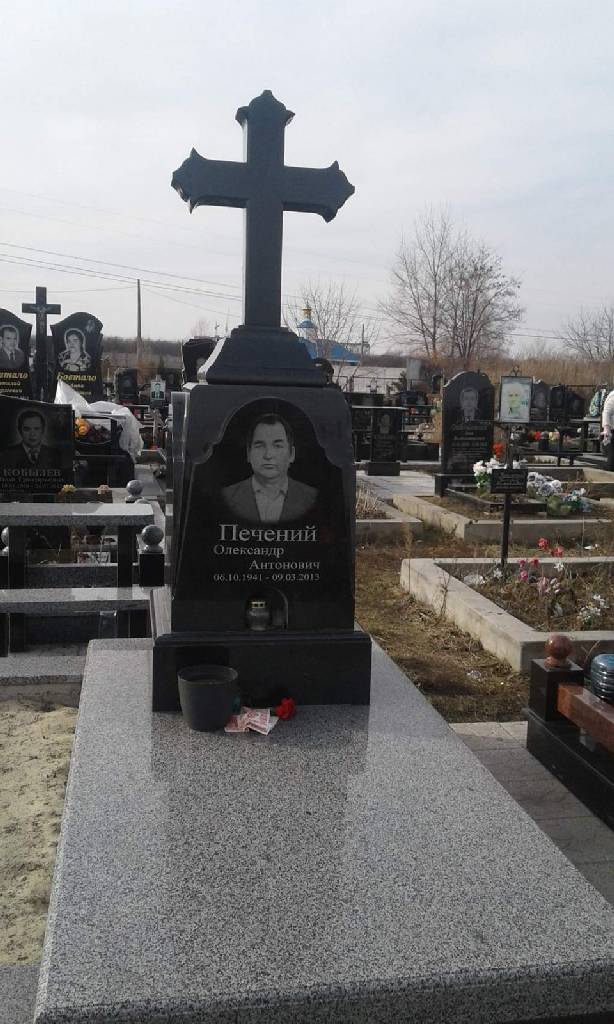 Памятник с крестом