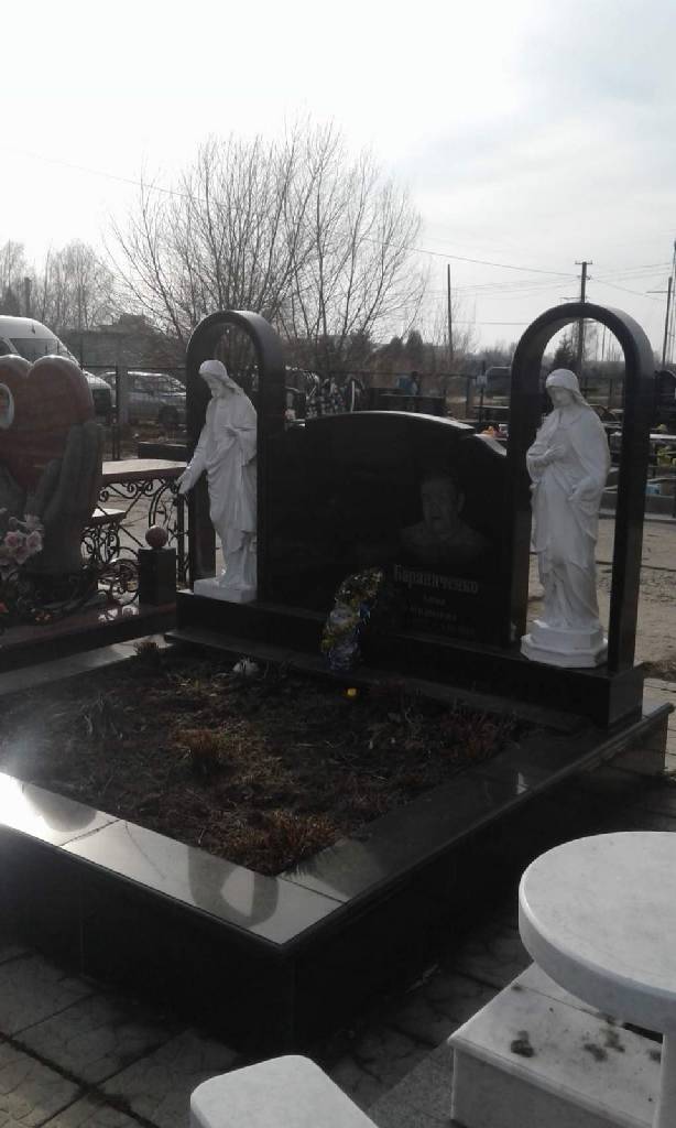 Памятник с ангелом