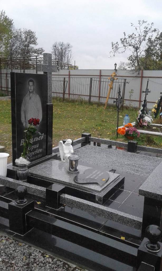 Памятник гранитный