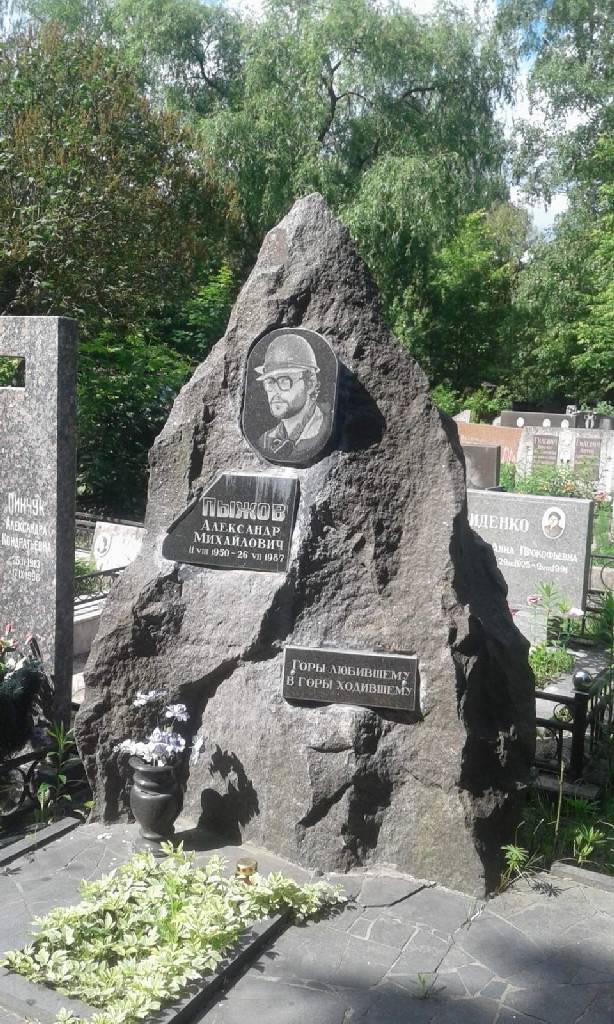 Памятник гранитный