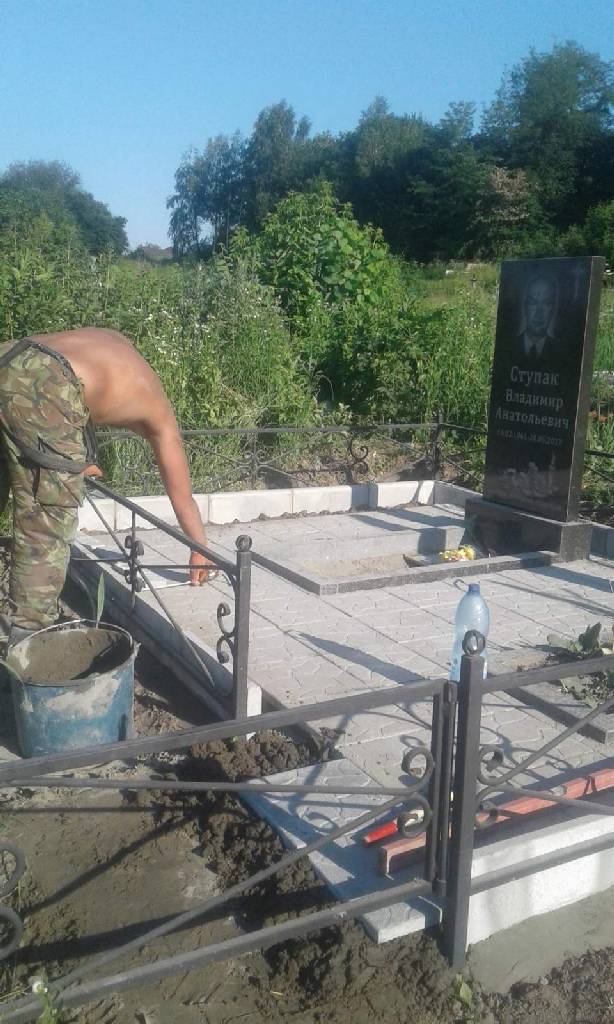 Укладка тротуарной плитки на могилу