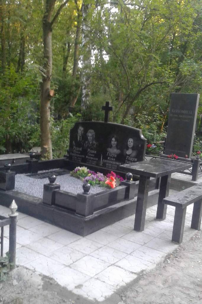 Укладка тротуарной плитки на могилу