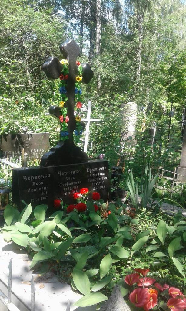 Памятник с крестом