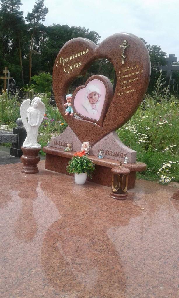 Детский памятник в форме сердца