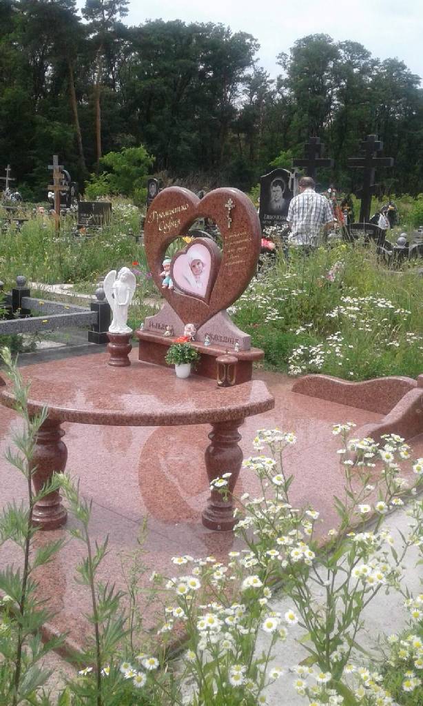 Детский памятник в форме сердца