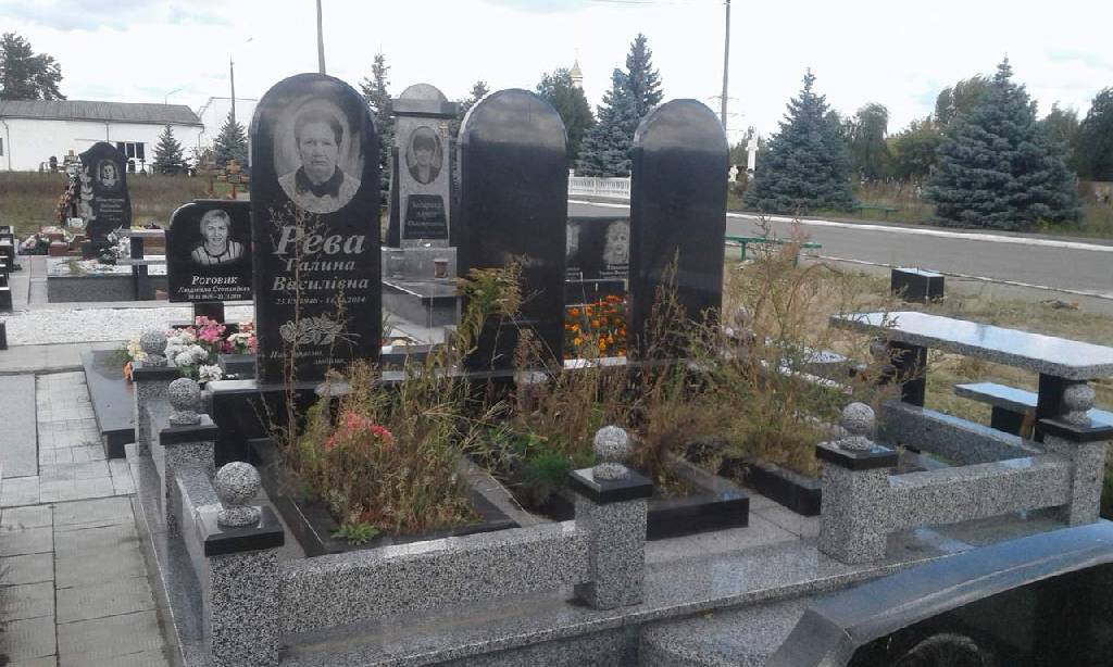 Заливка и облицовка цоколя памятника