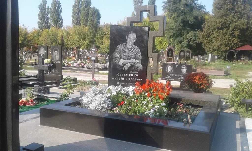 Памятник с крестом