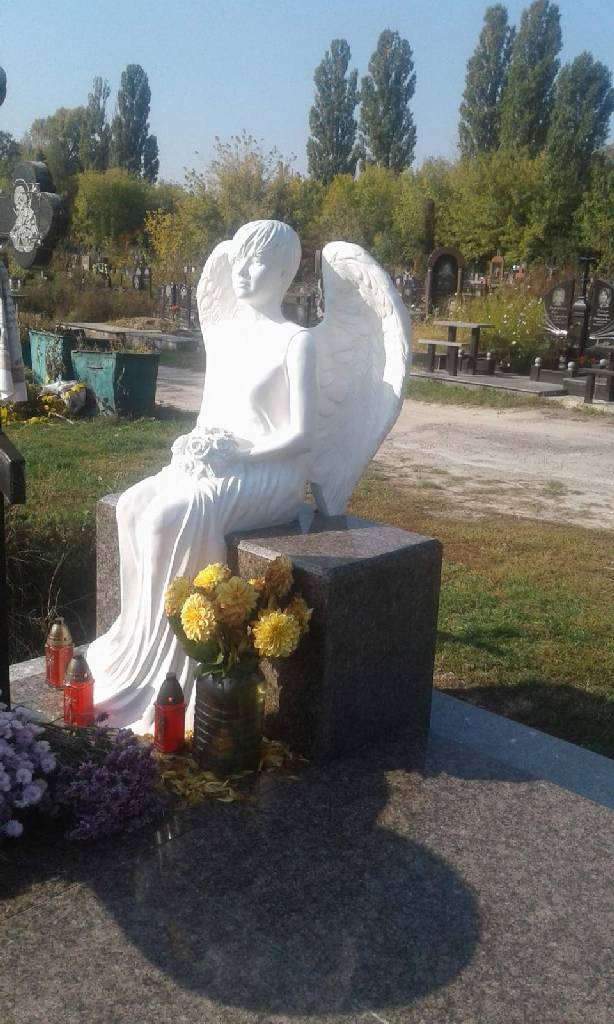 Памятник с ангелом