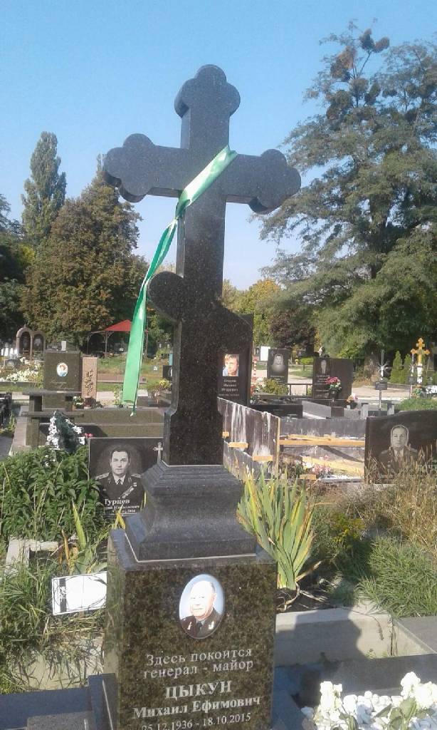 Памятник с крестом