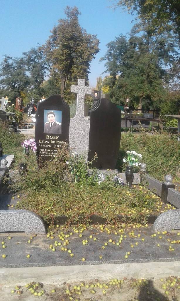 Памятник с крестом