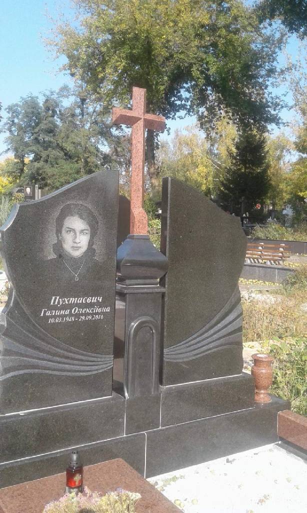 Памятник с крестом