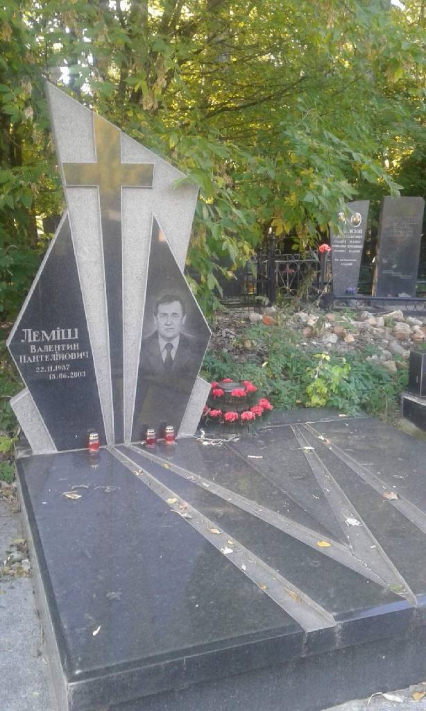 Памятник гранитный