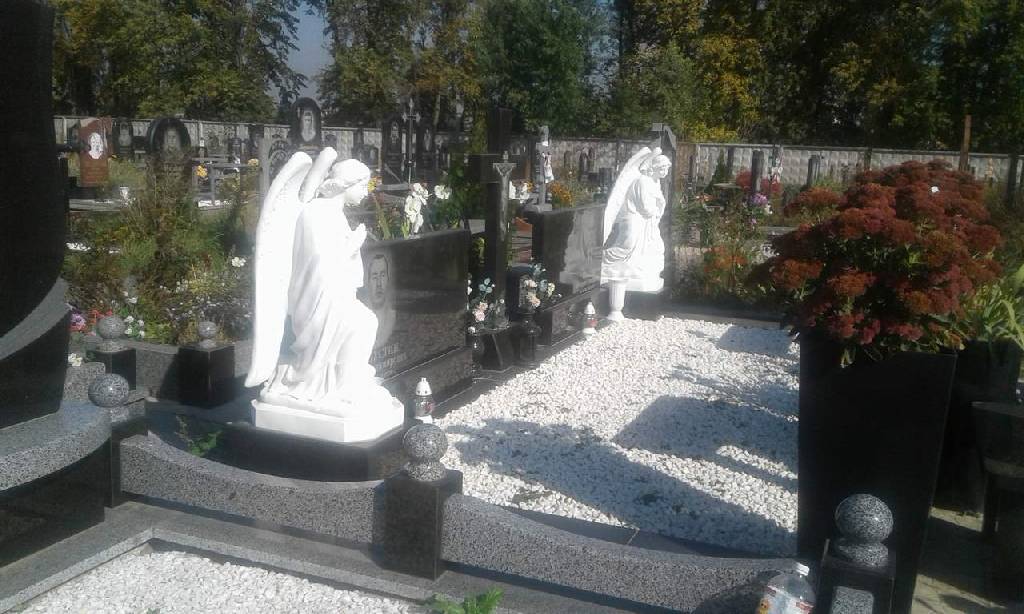 Памятник с ангелом