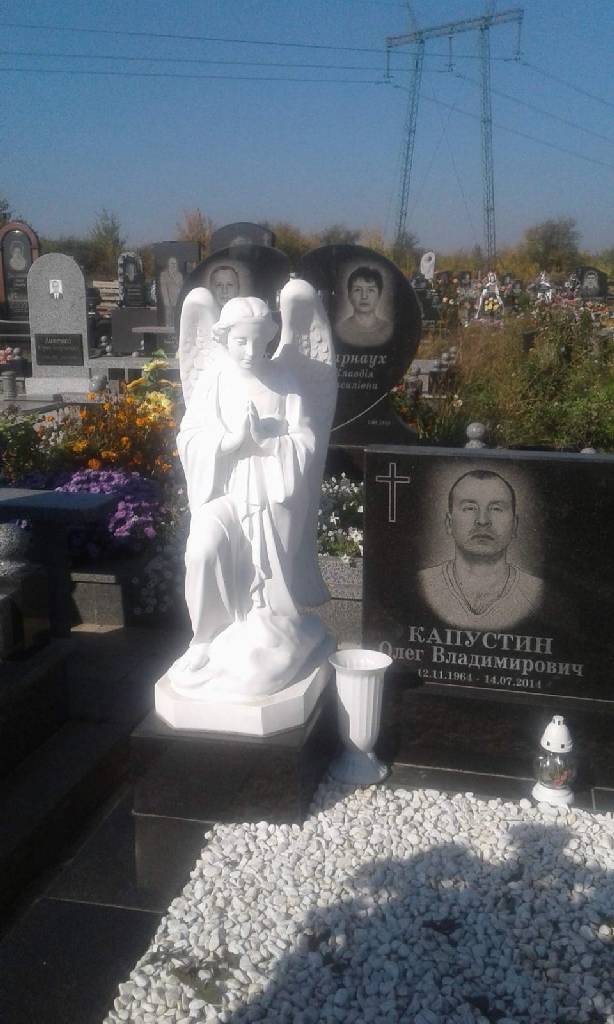 Памятник с ангелом