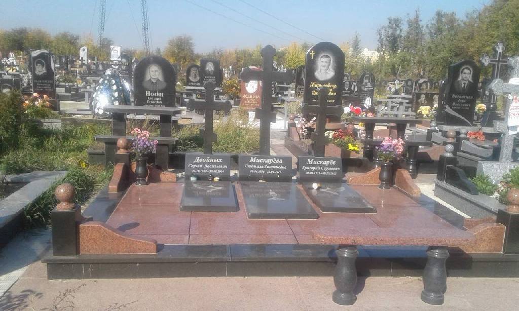 Памятник с крестом