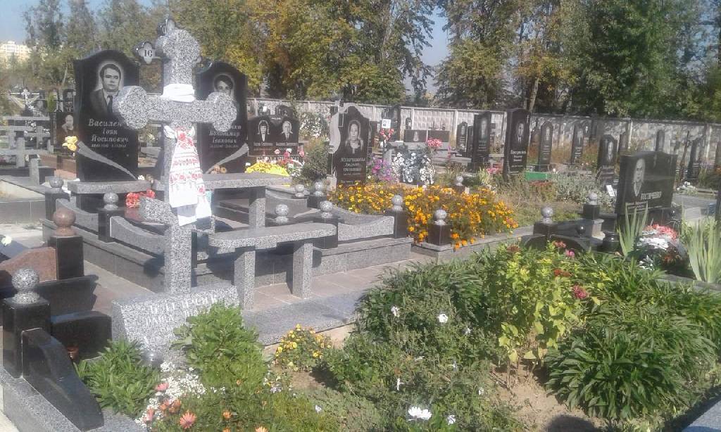 Памятник с крестом