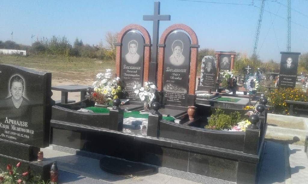 Памятник на двоих