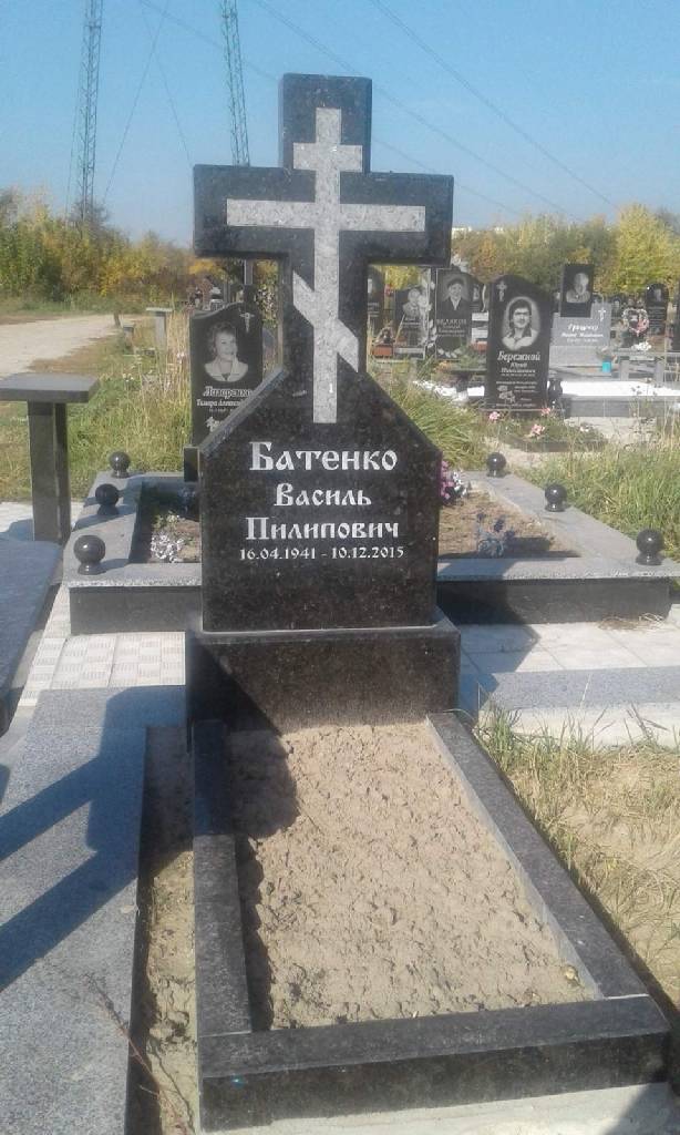 Памятник с крестом