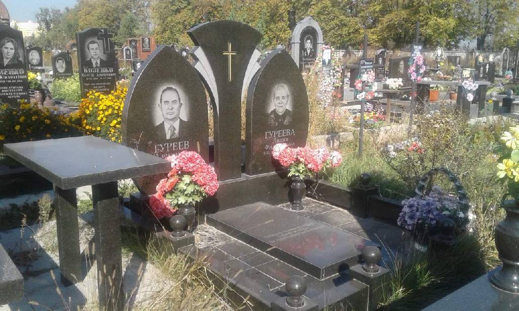 Памятник на двоих