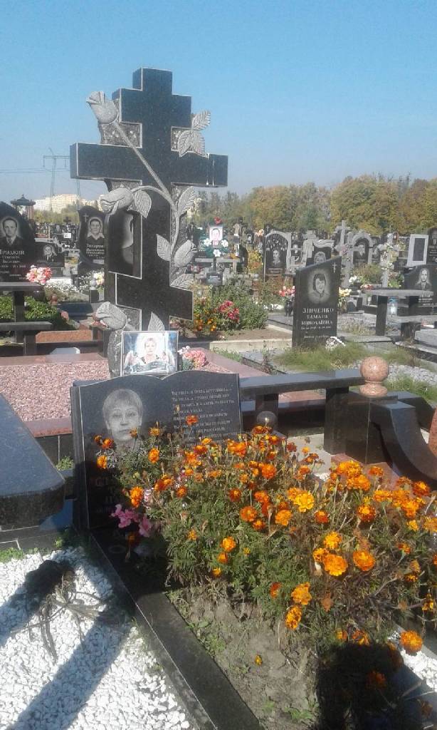 Памятник с крестом