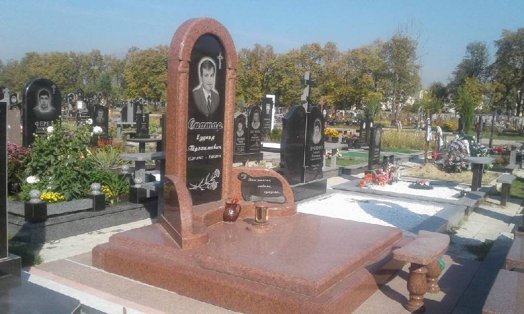 Памятник гранитный