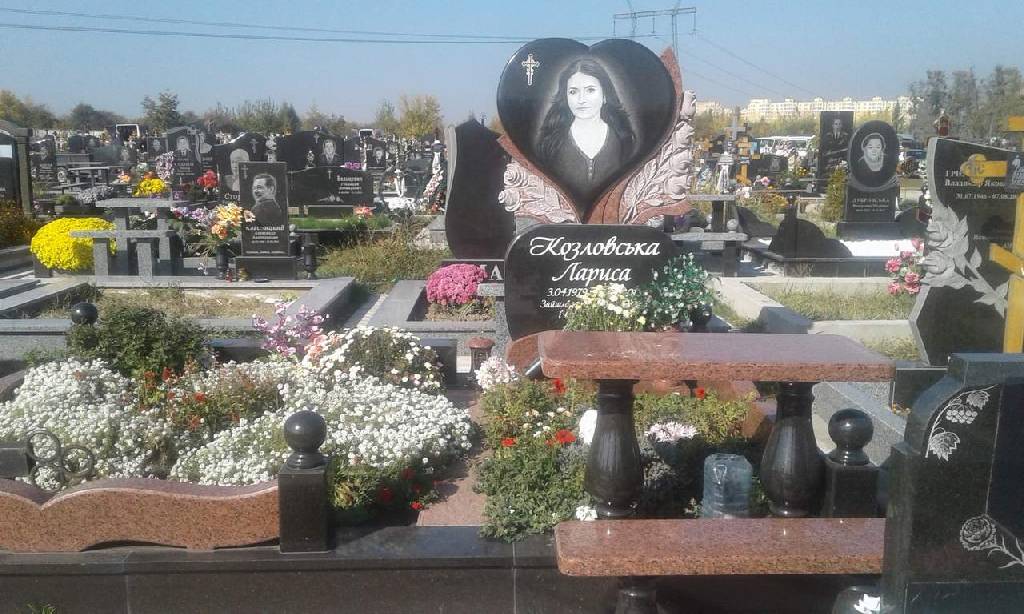 Памятник с сердцем