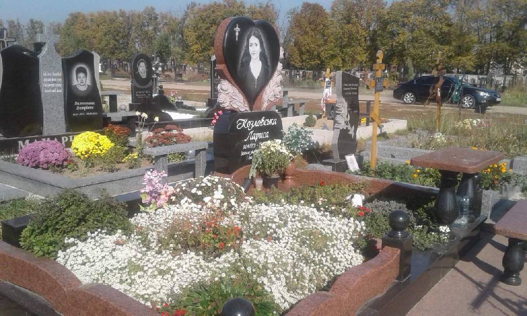 Памятник с сердцем