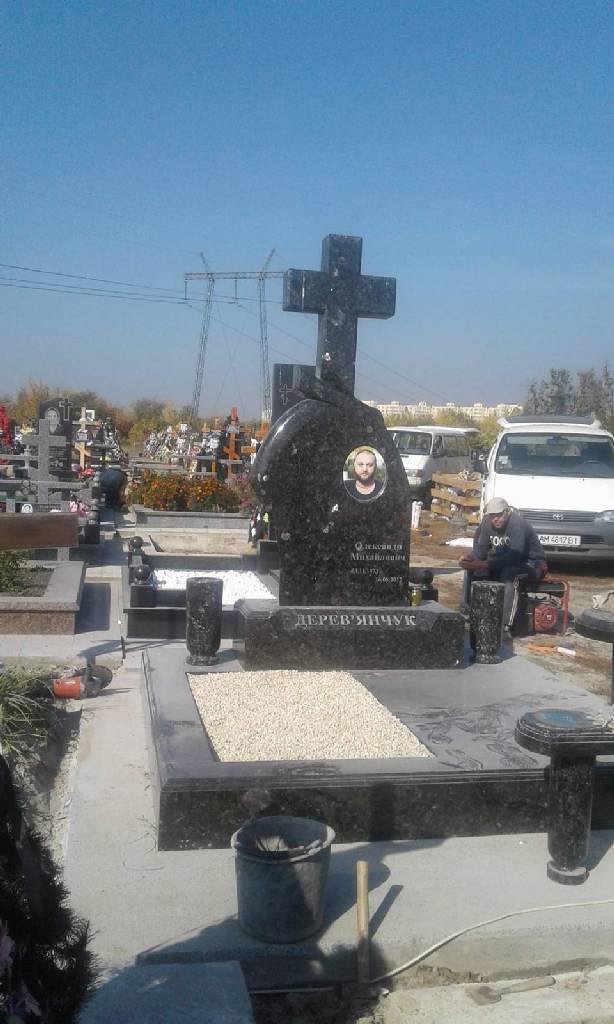 Памятник с крестом