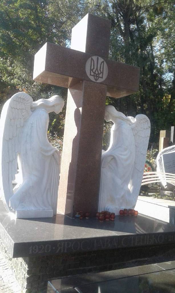 Памятник с ангелом