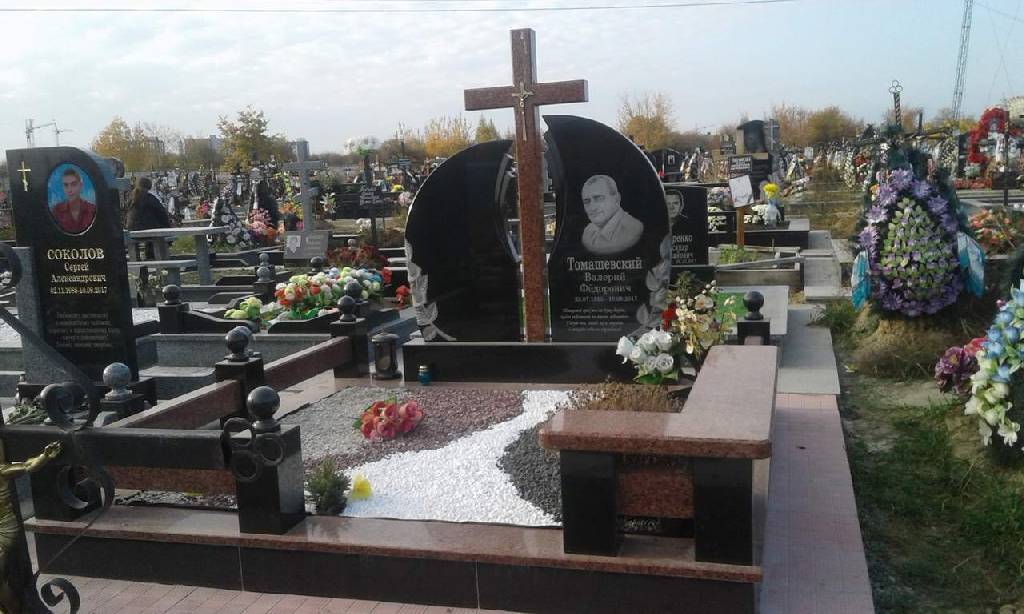 Памятник на двоих