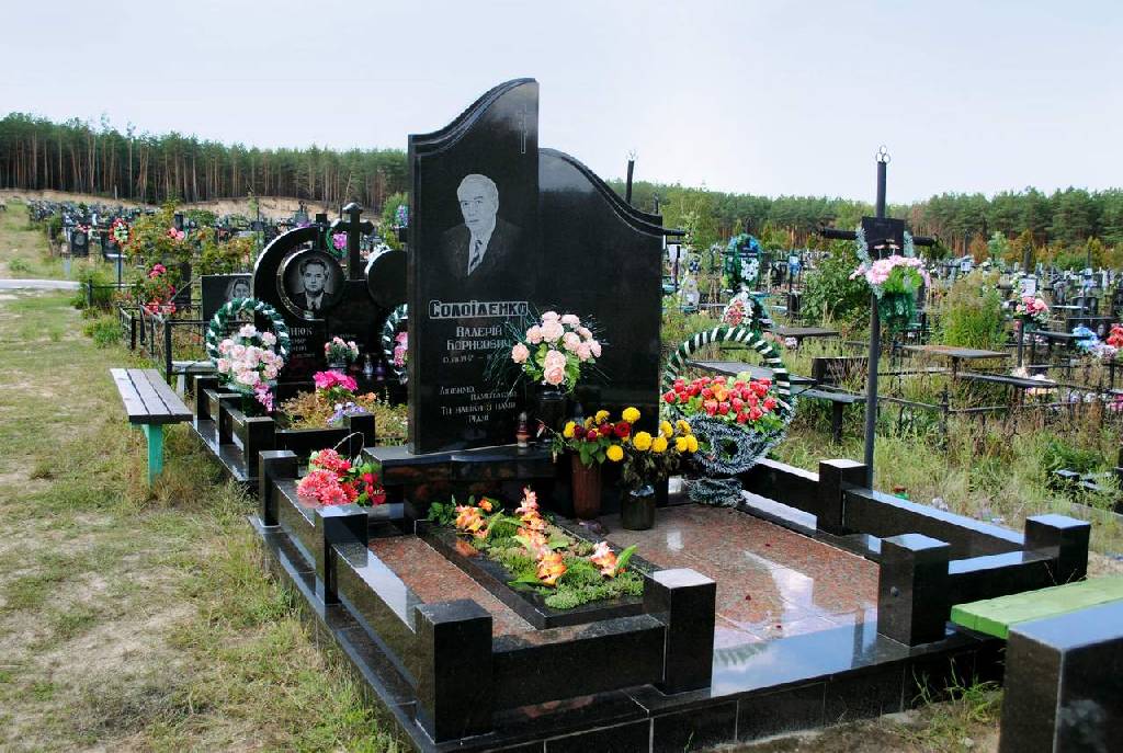 Памятник гранитный