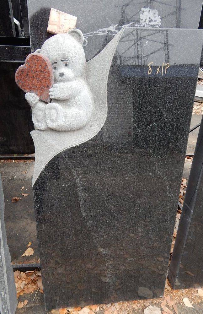 Детский памятник с мишкой и сердцем