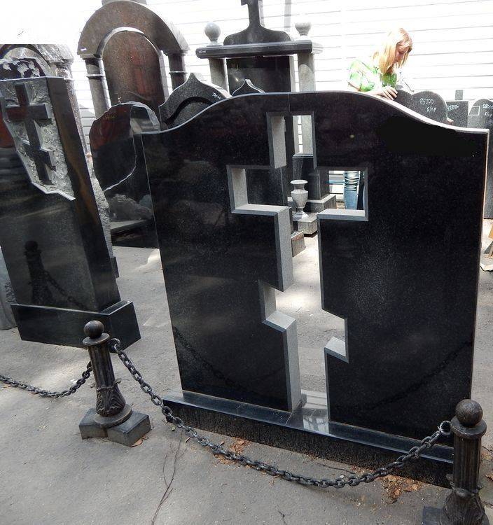 Памятник с крестом