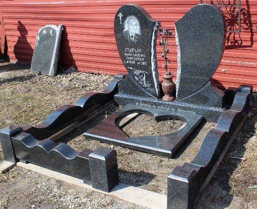 Памятник с сердцем