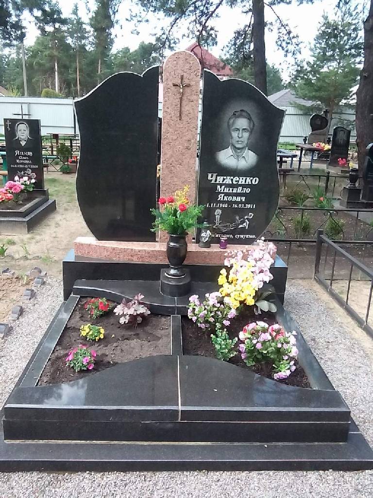 Памятник гранитный