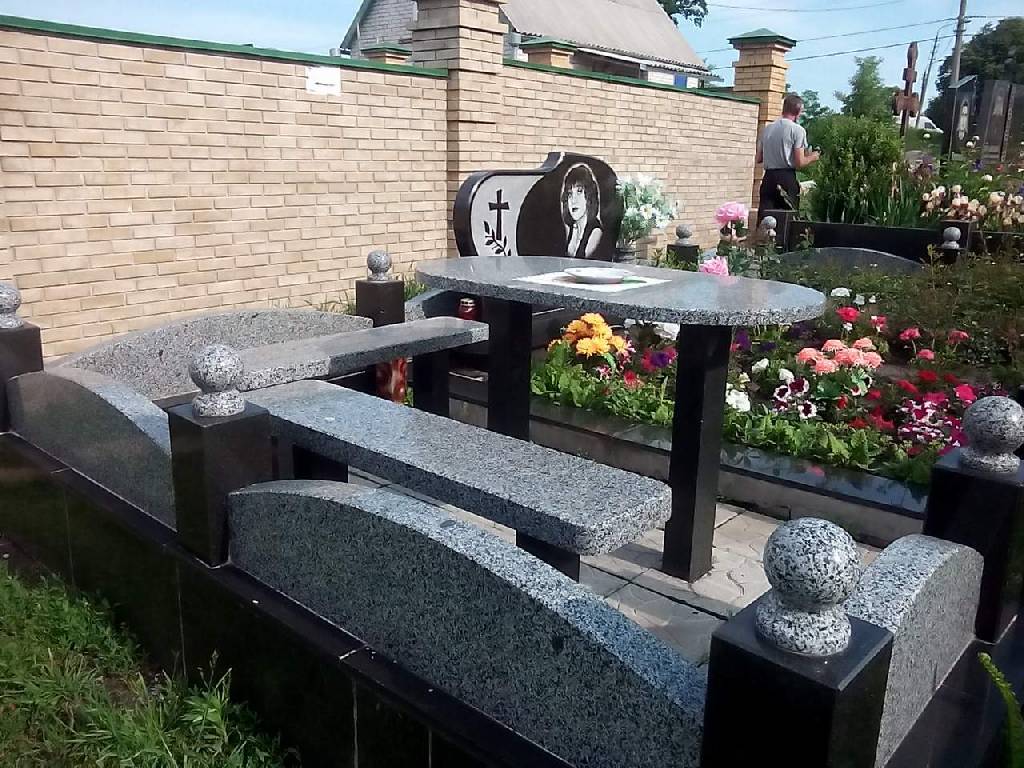 Лавка и столик на могилу