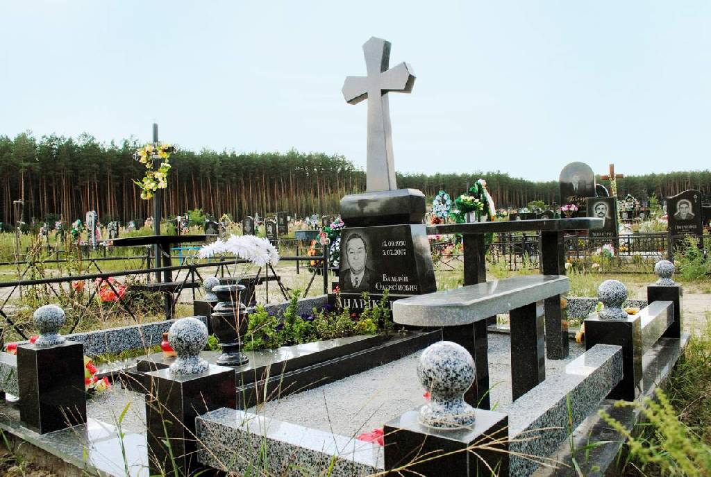 Памятник с крестом