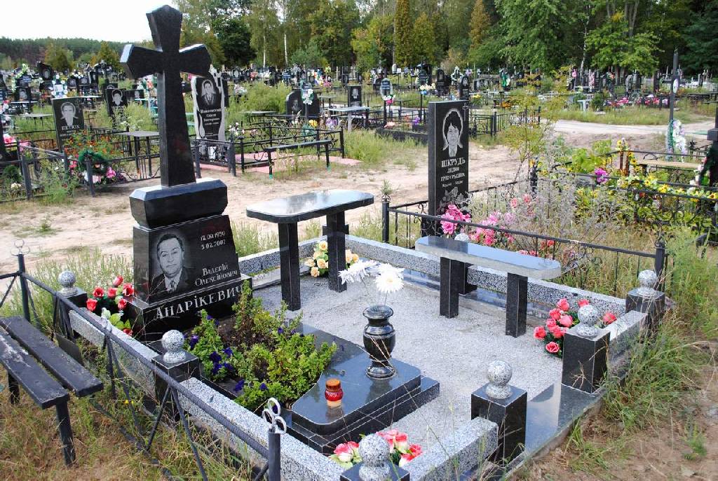 Памятник с крестом