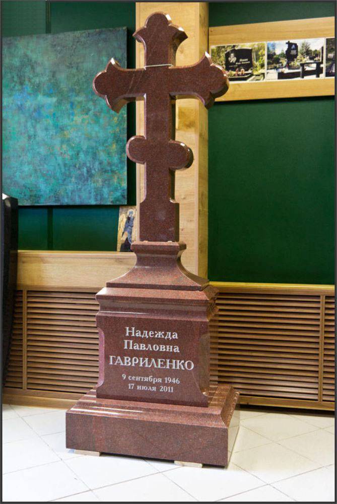 Памятник с крестом