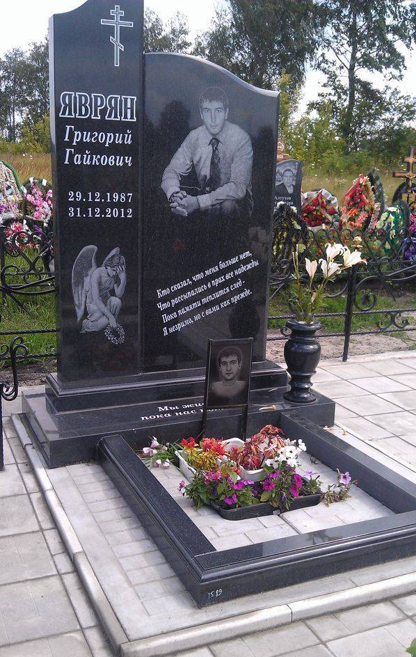 Укладка тротуарной плитки на могилу