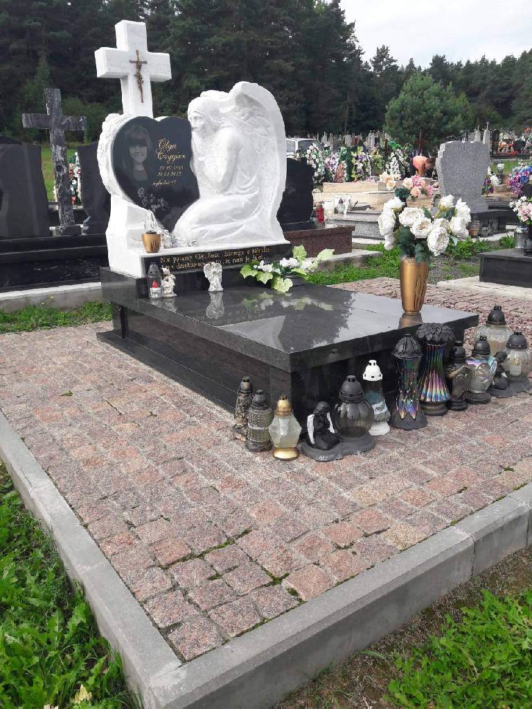 Памятник с ангелом