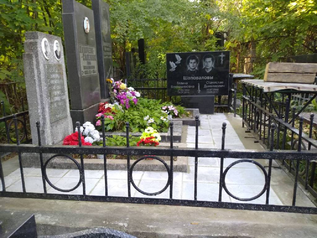 Укладка тротуарной плитки на могилу