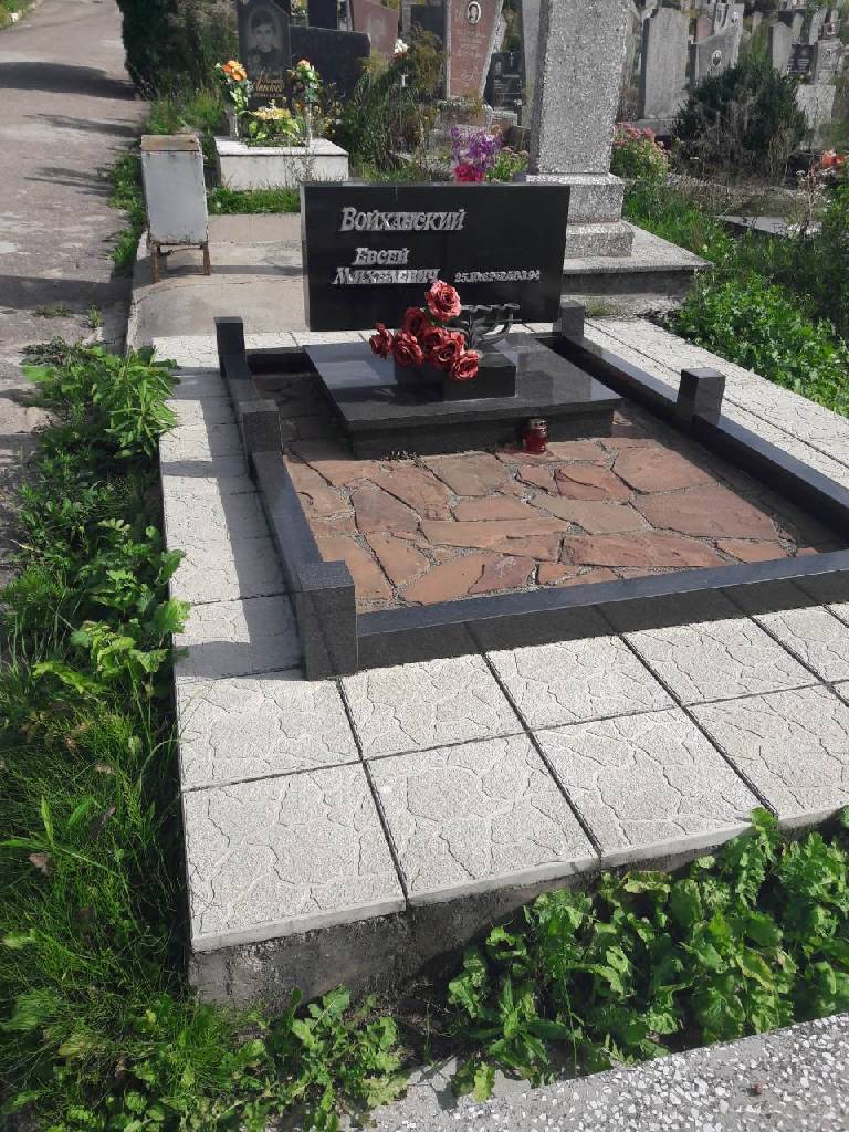 Укладка тротуарной плитки на могилу