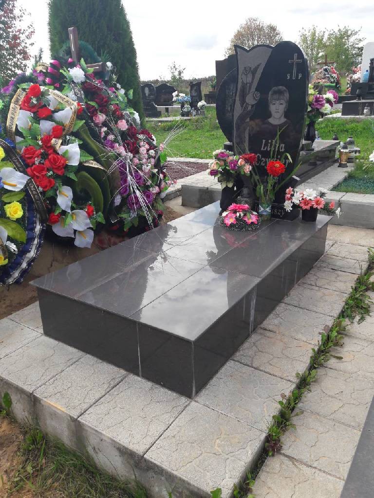 Укладка тротуарной плитки на могилу